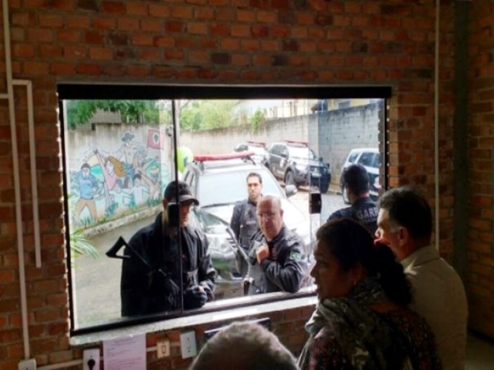 04112016_estado-de-excecao-policia-invade-escola-nacional-florestan-f_3fbfde453e938add71109734a27762fc