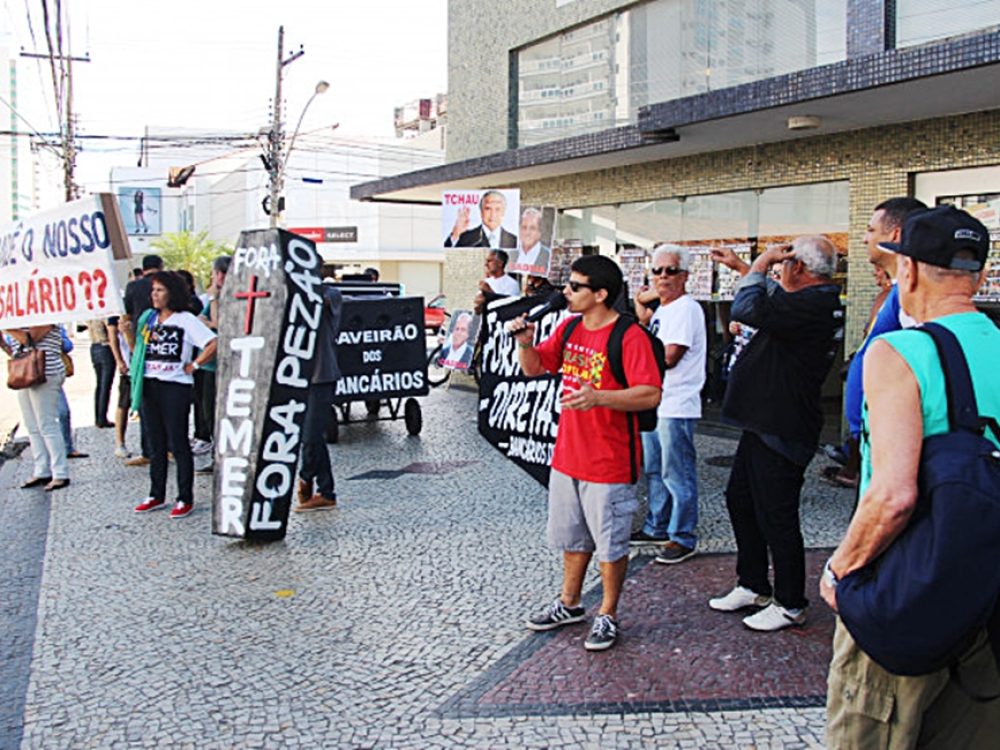 06062017_bancarios-de-campos-rj-fazem-protesto-contra-temer-e-pezao_11e82c105e296231537c75794dad7ccf