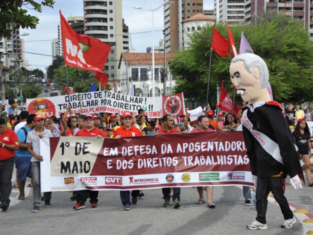 1-de-maio-20-mil-pessoas-foram-as-ruas-em-defesa-da-aposenta_dd70d62082a4bc852211f6e9d544c7e7[1]