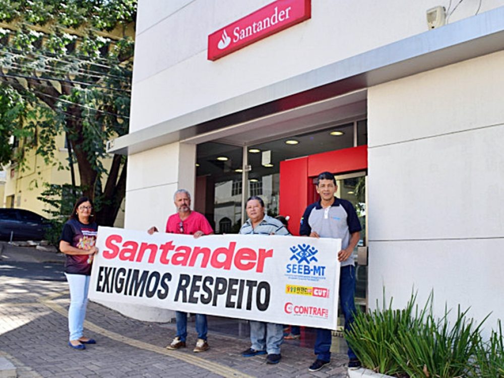 13062017_bancarios-do-mt-fazem-atividade-contra-praticas-do-santander_c53474ea713765f6c812a7a86bf0f24a