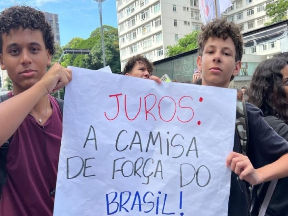 18032025_Trabalhadores e estudantes se unem contra juros altos em frente à sede do Banco Central_ Site