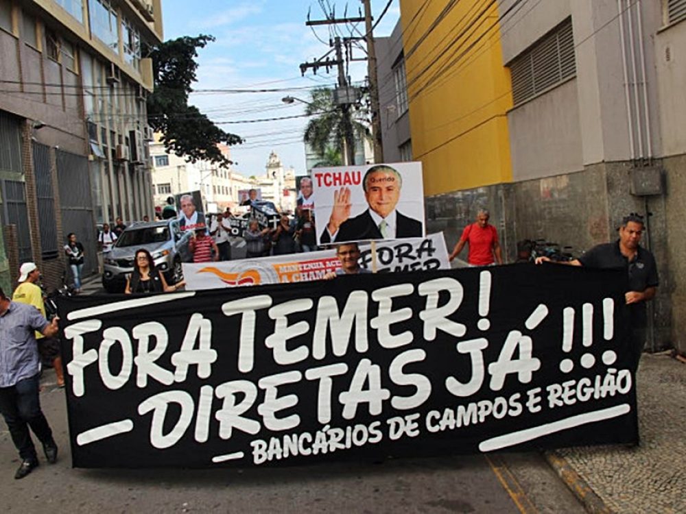 31052017_bancarios-enterram-temer-e-pezao-em-campos-dos-goytacazes-rj_5db23dcde76d0c8564a080596ae66d4e