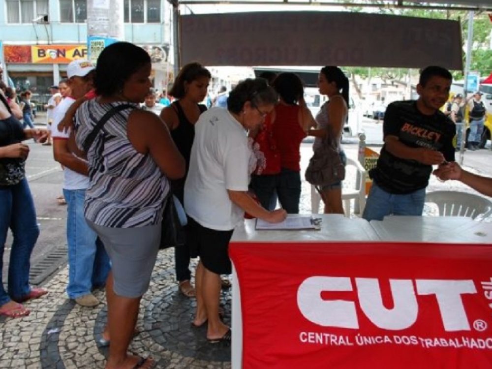 Coleta-de-assinaturas-contra-reforma-da-Previdência