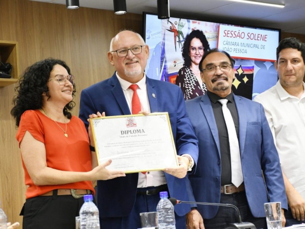Juvandiarecebendodiplomadecidadãpessoense