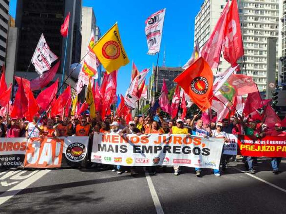 Lancamento com luta contra os juros altos