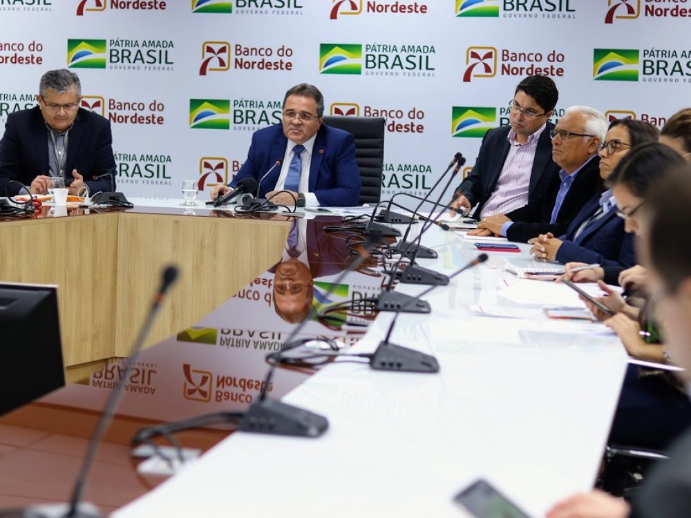 Presidente Romildo, ao centro, apresenta resultados de 2019