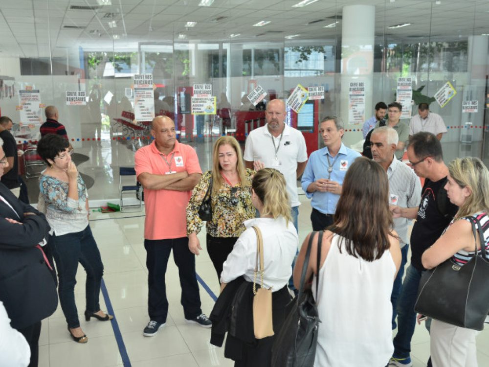 agencia-do-bradesco-e-paralisada-por-sindicato-apos-queixas-_812bf7e3256de4bf4e09615ce8259964[1]