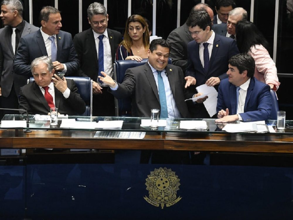 Plenário do Senado Federal durante sessão deliberativa ordinária. Ordem do dia: na pauta, votação, em segundo turno, da PEC 6/2019, que modifica o sistema de previdência social.rrParticipam à mesa:rsenador Marcio Bittar (MDB-AC);rsenador Izalci (PSDB-DF); rpresidente do Senado, senador Davi Alcolumbre (DEM-AP); rsecretário-geral da Mesa, Luiz Fernando Bandeira de Mello Filho;rsenador Alessandro Vieira (Cidadania-SE); rsenadora Soraya Thronicke (PSL-MS); rsenador Randolfe Rodrigues (Rede-AP); rsenador Fernando Bezerra Coelho (MDB-PE); rsenador Tasso Jereissati (PSDB-CE); rsenadora Rose de Freitas (Podemos-ES).rrFoto: Marcos Oliveira/Agência Senado