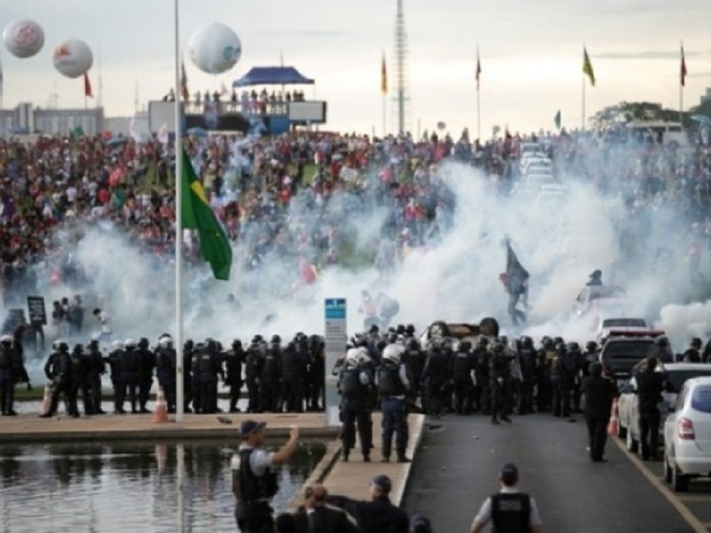 apos-repressao-e-agressoes-nas-ruas-senado-aprova-pec-55-em-_0d70593e394b430c6480998034e47e58