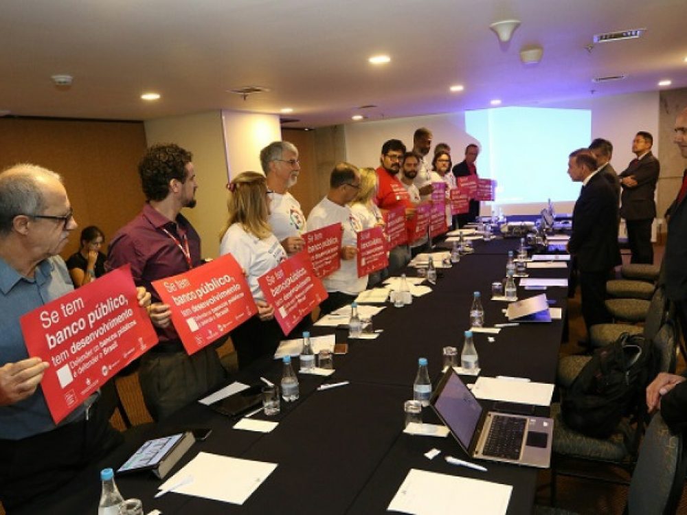 ato-em-defesa-da-caixa-100-publica-marca-negociacao-da-mesa-_6756ffa40c080938ca6392df40d51a9a[1]