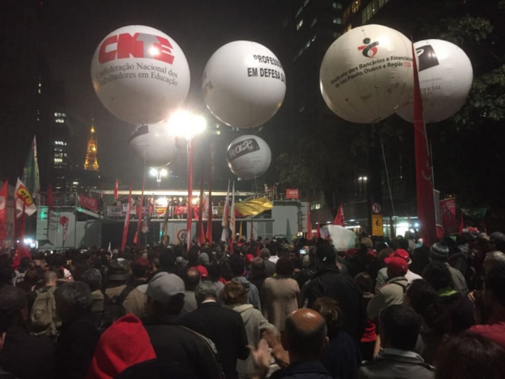 bancarios-de-todo-o-brasil-se-reunem-em-defesa-da-democracia_58e2e31501f4e791bbb4d986295a7140[1]