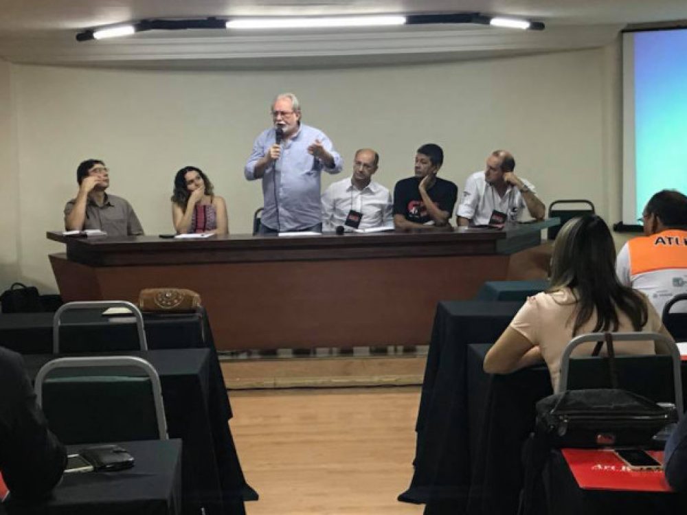 bancarios-debatem-conjuntura-reformas-e-campanha-nacional-20_cd806d0df18e46683e8173b4b7218d44[1]