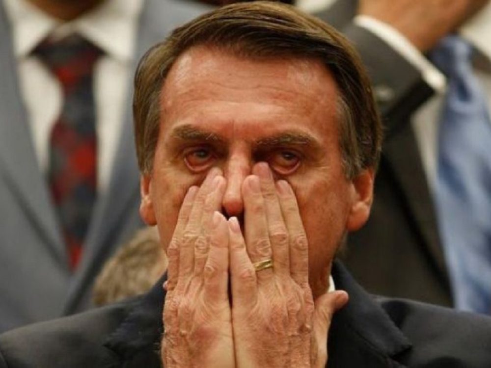 bolsonaro-puxando-o-olho
