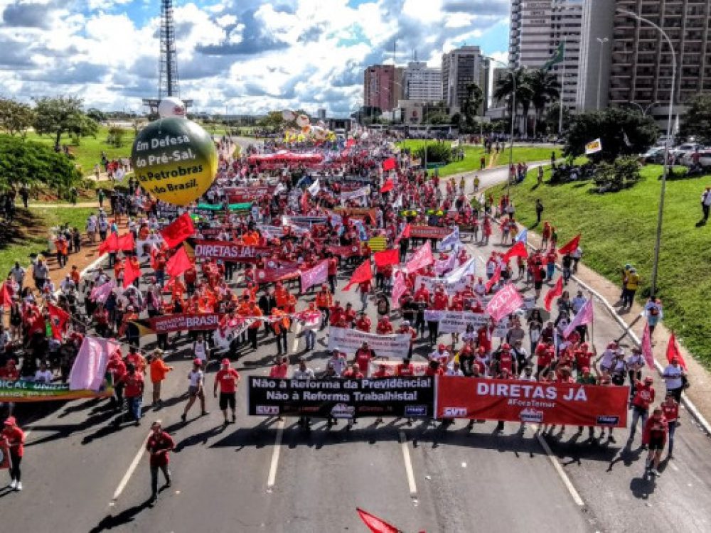 brasilia-foi-tomada-por-trabalhadores-nesta-quarta-24_9a21de2987f85d8f052d83da952bcc77[1]