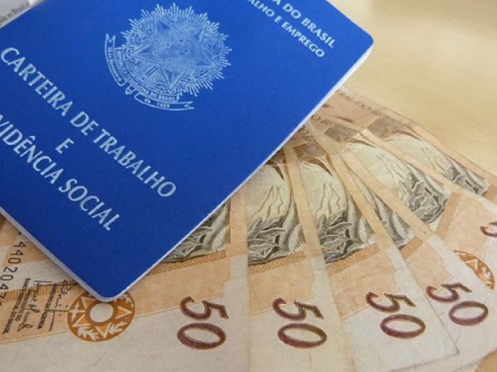 carteira de trabalho e dinheiro