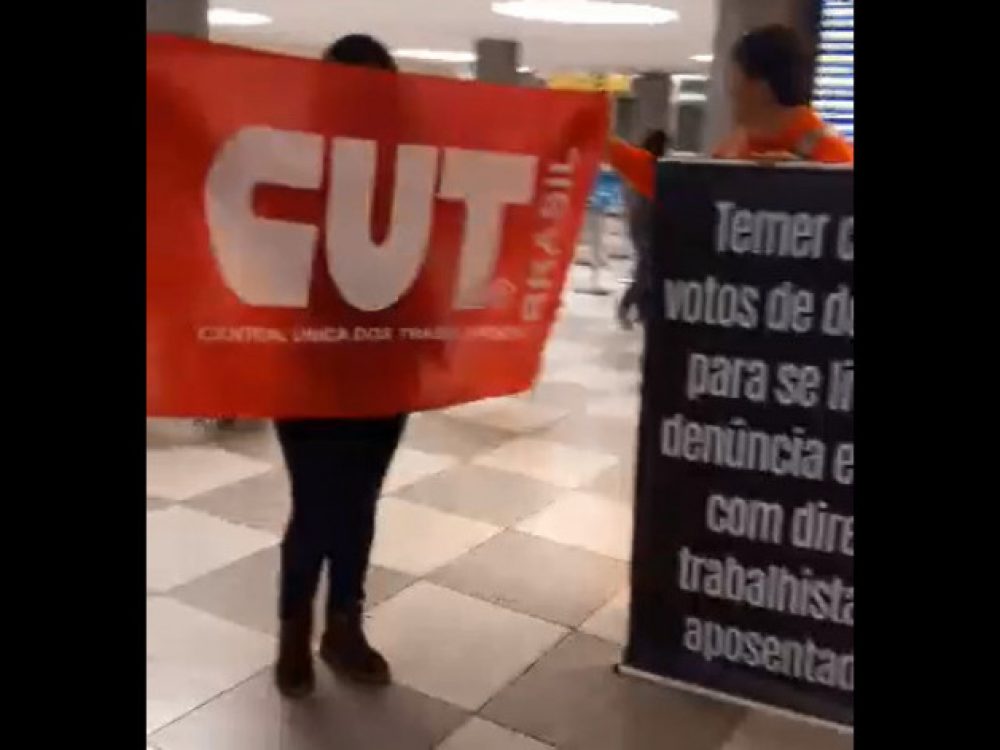 centrais-sindicais-ocupam-aeroportos-para-pressionar-deputad_c687df4d961fdbdaff8e29636f07abb3[1]