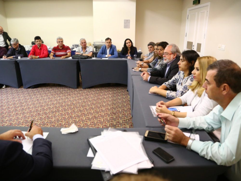 comando-nacional-dos-bancarios-assina-aditivo-sobre-centros-_548ab27c9f4e2675911bba4b5b1c37dd[1]