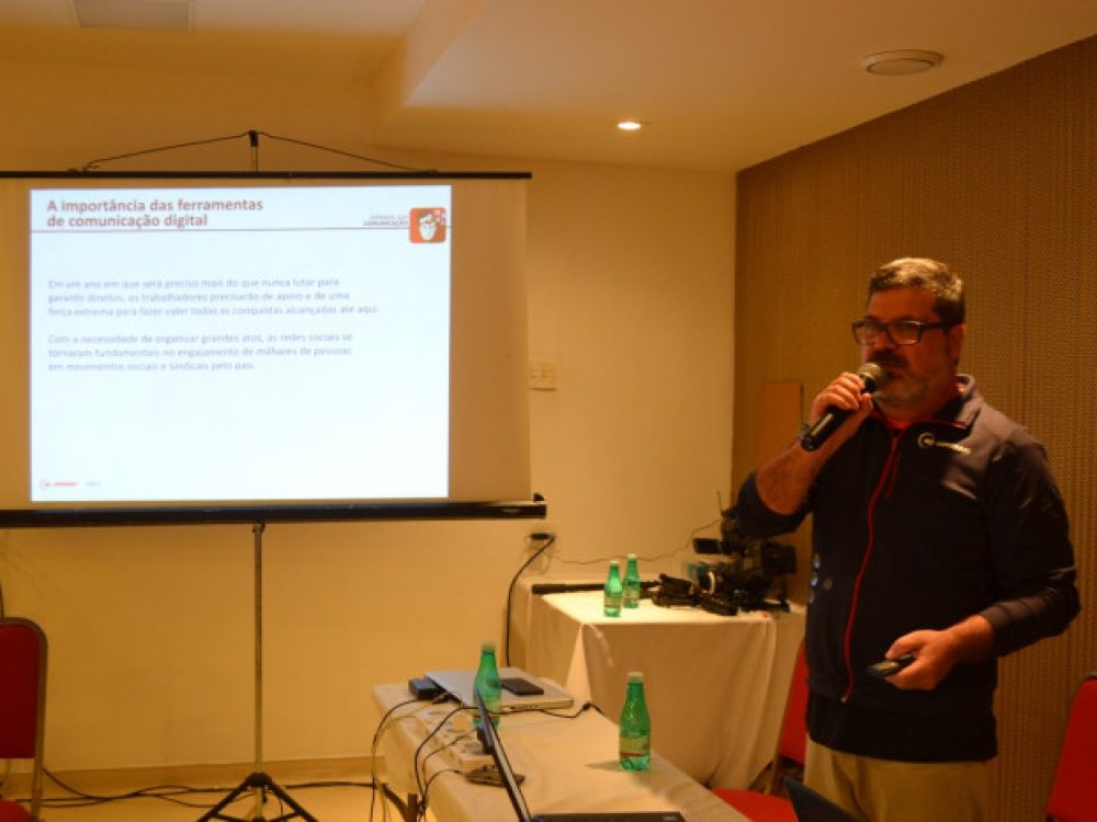 comunicacao-a-esquerda-e-debatida-no-congresso-do-bnb_01668dcd6a4f57cacec85f6836b79fff[1]