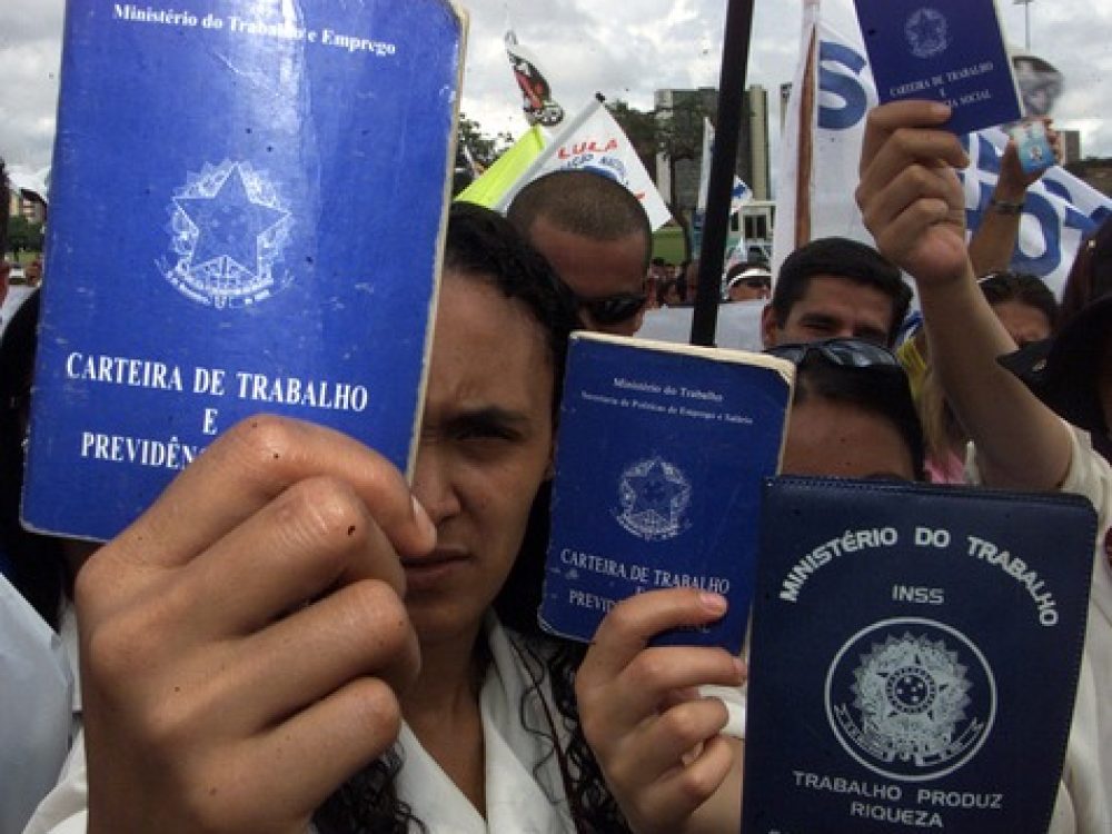 Brasil, Brasília, DF. 03/03/2004. Manifestantes mostram carteira de trabalho durante manifestação dos funcionários de bingos, na Esplanada dos Ministérios, em Brasília, pedindo a reabertura das casas de bingo no Brasil, após assinatura de medida provisória proibindo o jogo no Pais. - Crédito:JOEDSON ALVES/ESTADÃO CONTEÚDO/AE/Codigo imagem:107754