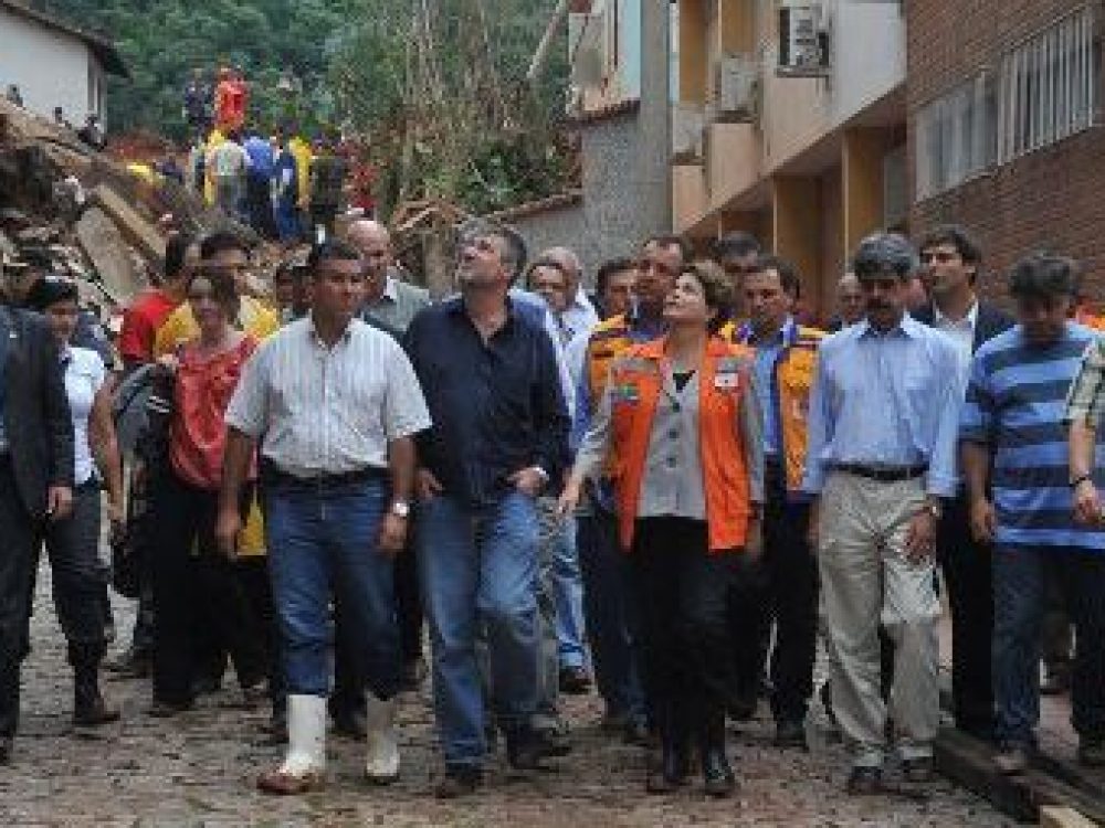 dilma_visita_tragedia_do_rio.jpg