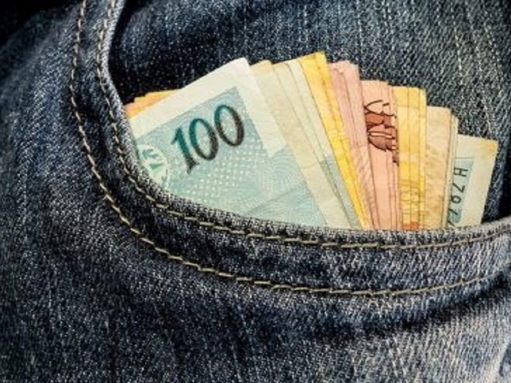 dinheiro_salario_foto_Rafael_-Neddermeyer_Fotos_Publicas-420x280_c