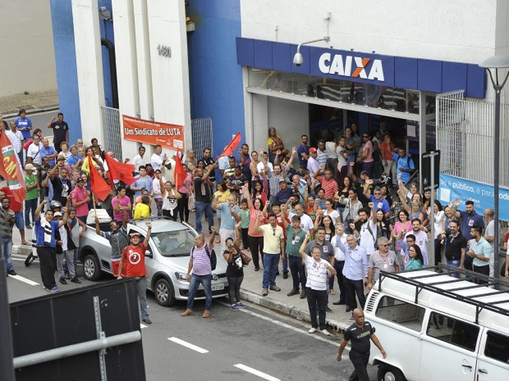 empregados-da-caixa-protestam-em-todo-o-brasil_24b21d9460400141fb16673f6b5232ee[1]