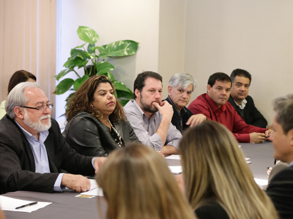 ivone_silva_do_comando_nacional_dos_bancarios_entrega_proposta_de_termo_de_compromisso_para_fenaban