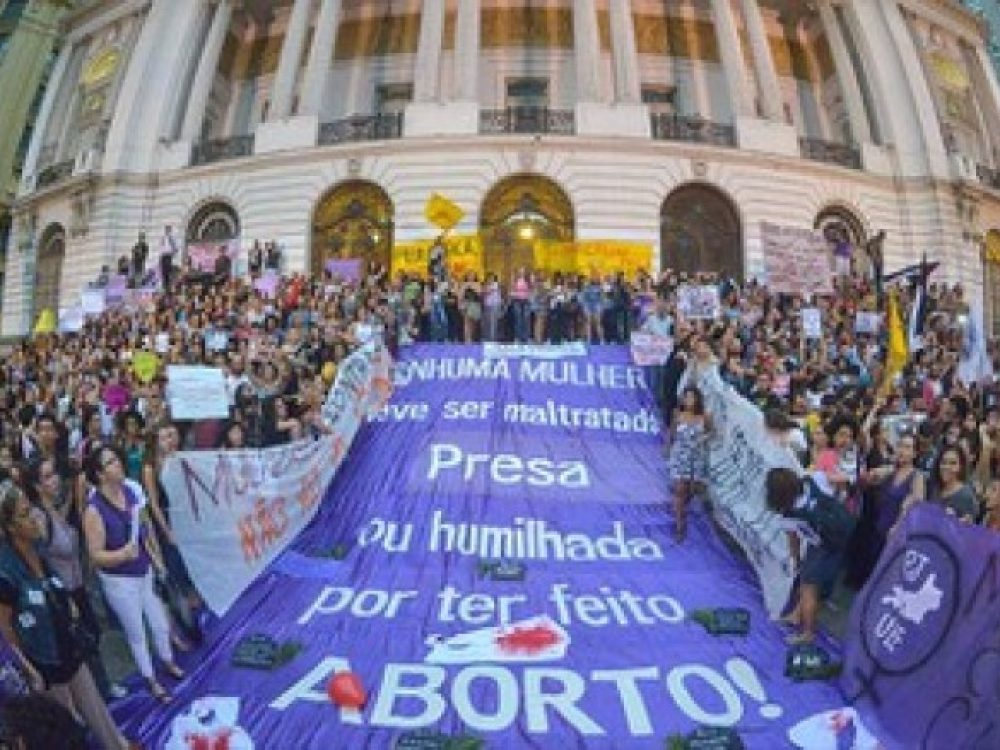 manifestacao-de-mulheres-pede-saida-de-cunha-da-presidencia- cef691ab6ef87968cf3d19d13985932d