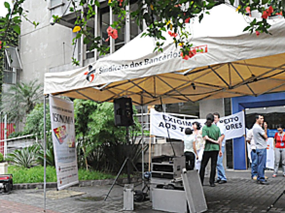 protesto_na_caixa_sp.jpg