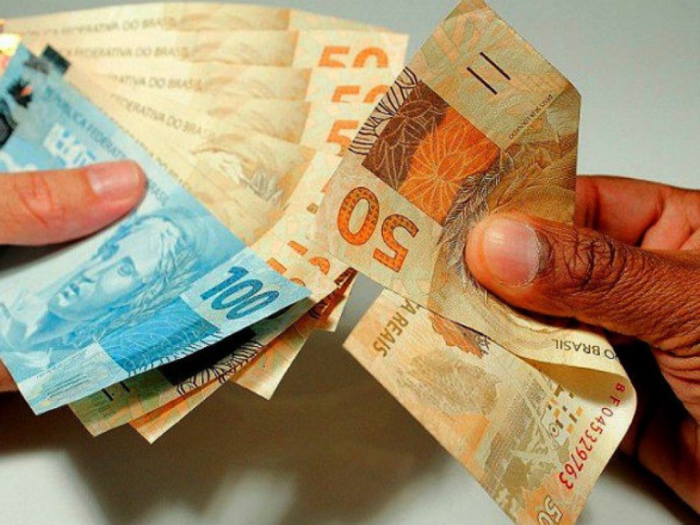 salario-minimo-do-brasileiro-deveria-ser-de-r-366855-aponta-_17f9ca135dd1c09b2da63986562af19e[1]
