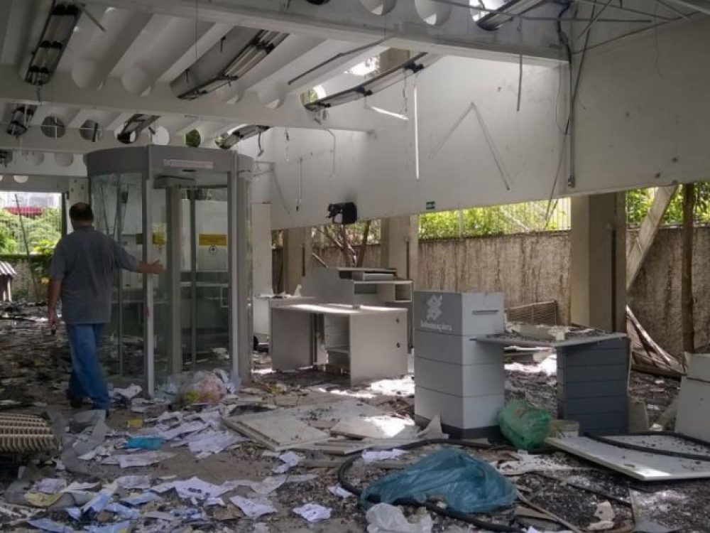 saques-e-depredacoes-de-agencia-em-sao-paulo-retratam-o-desm_93b571d204444694e8ae64b8a17e363a[1]