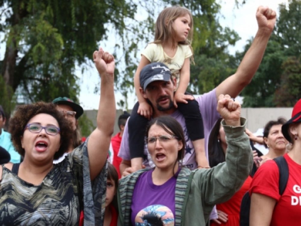 sindicatos-e-movimentos-sociais-defendem-a-constituicao-e-a-_c128764b23264492921e355315481d75