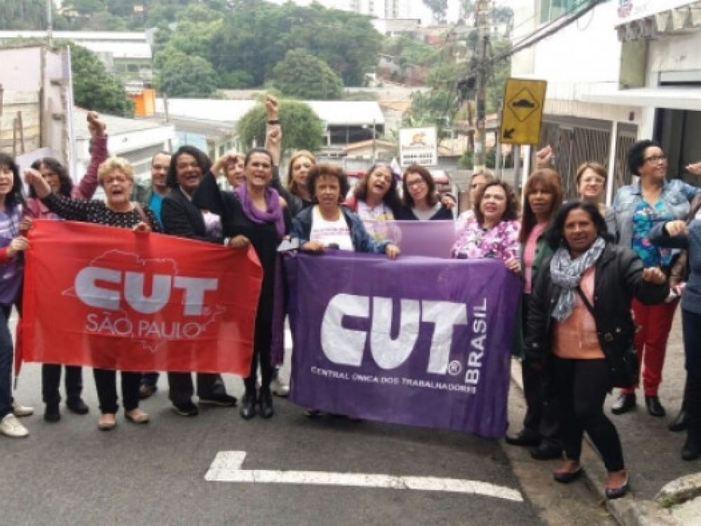 trabalhadora-e-agredida-por-medico-enquanto-entrega-materiai_33973d79f816ad23579bf4d2172c097d[1]