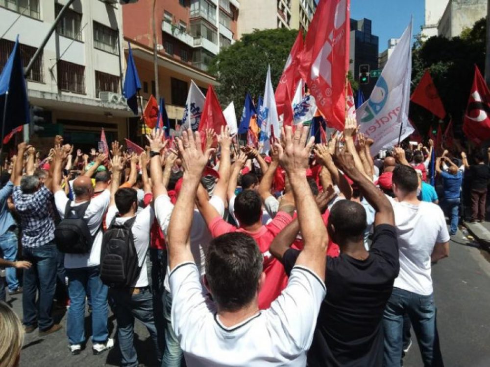 trabalhadores-se-mobilizam-no-dia-nacional-de-lutas_ff5c2b680e865a3d96dcc6e951abe1e4[1]