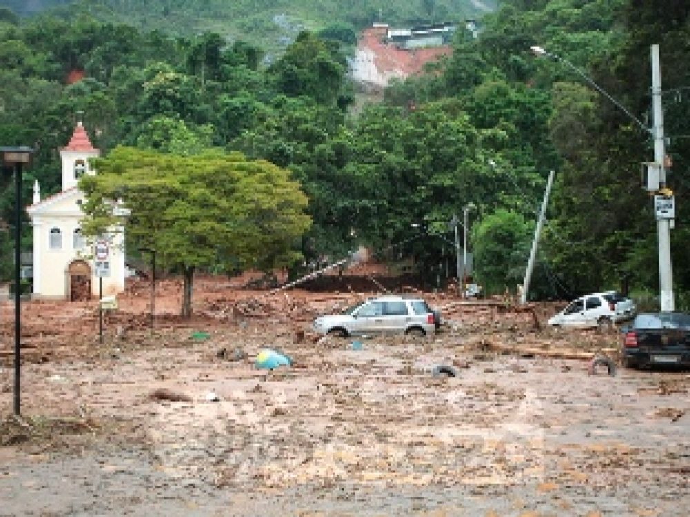 tragedia_rio_carros_na_lama.jpg