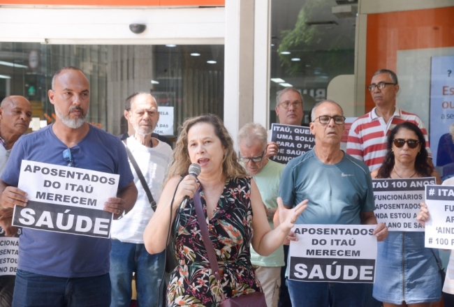 Aposentados do Itaú protestam no Rio por viabilidade de plano de saúde