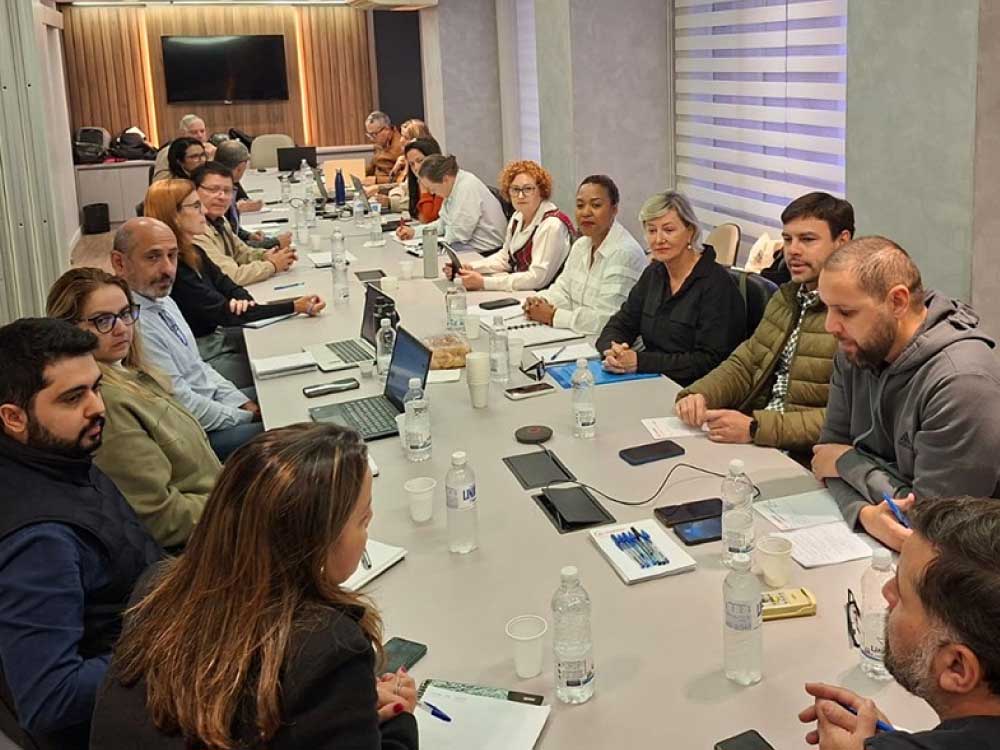 Fechamento de agências e sobrecarga de trabalho dominam reunião entre COE Santander e direção do banco